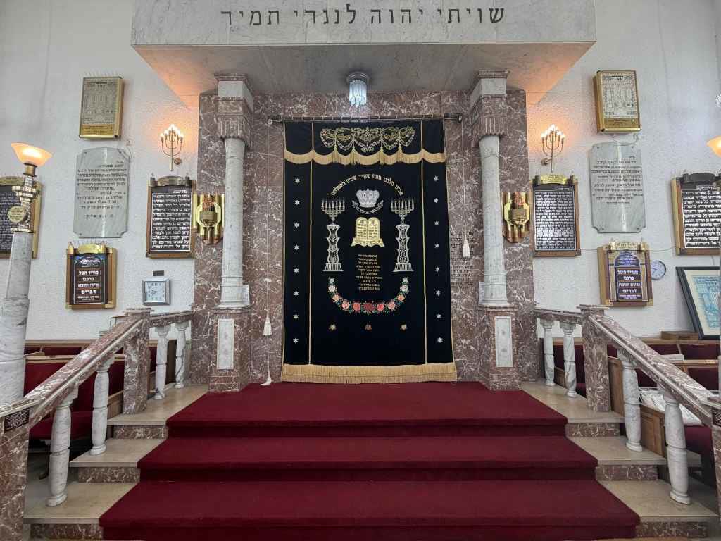 ארון הקודש והפרוכת