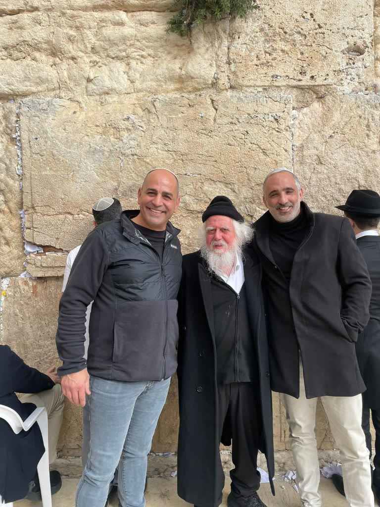 קהילת בית הכנסת — חברי הקהילה ליד הכותל