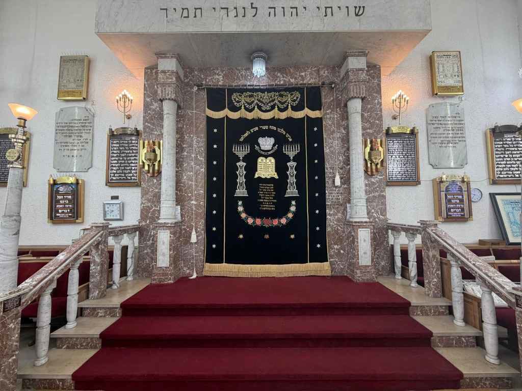 ארון הקודש והפרוכת בבית הכנסת שערי תפילה